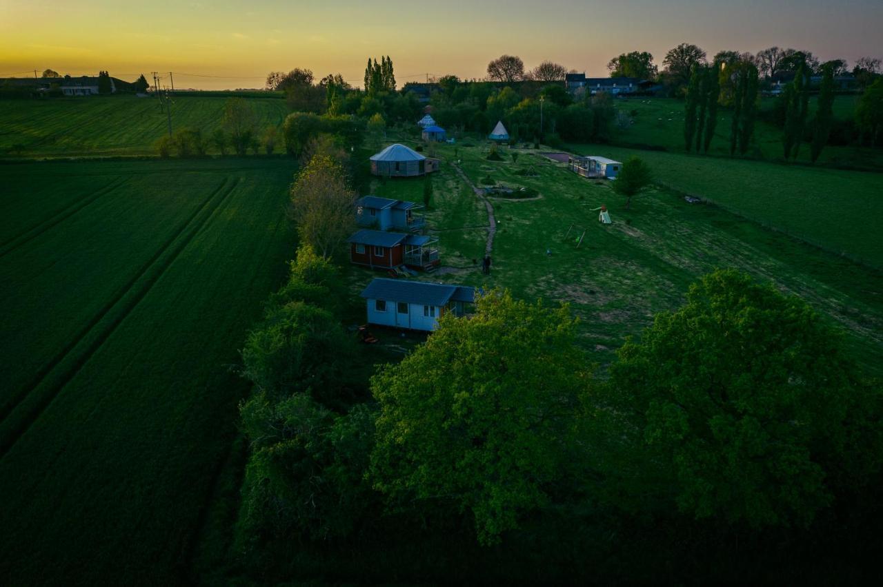 Отель Au Bonheur Nomade Livry  Экстерьер фото