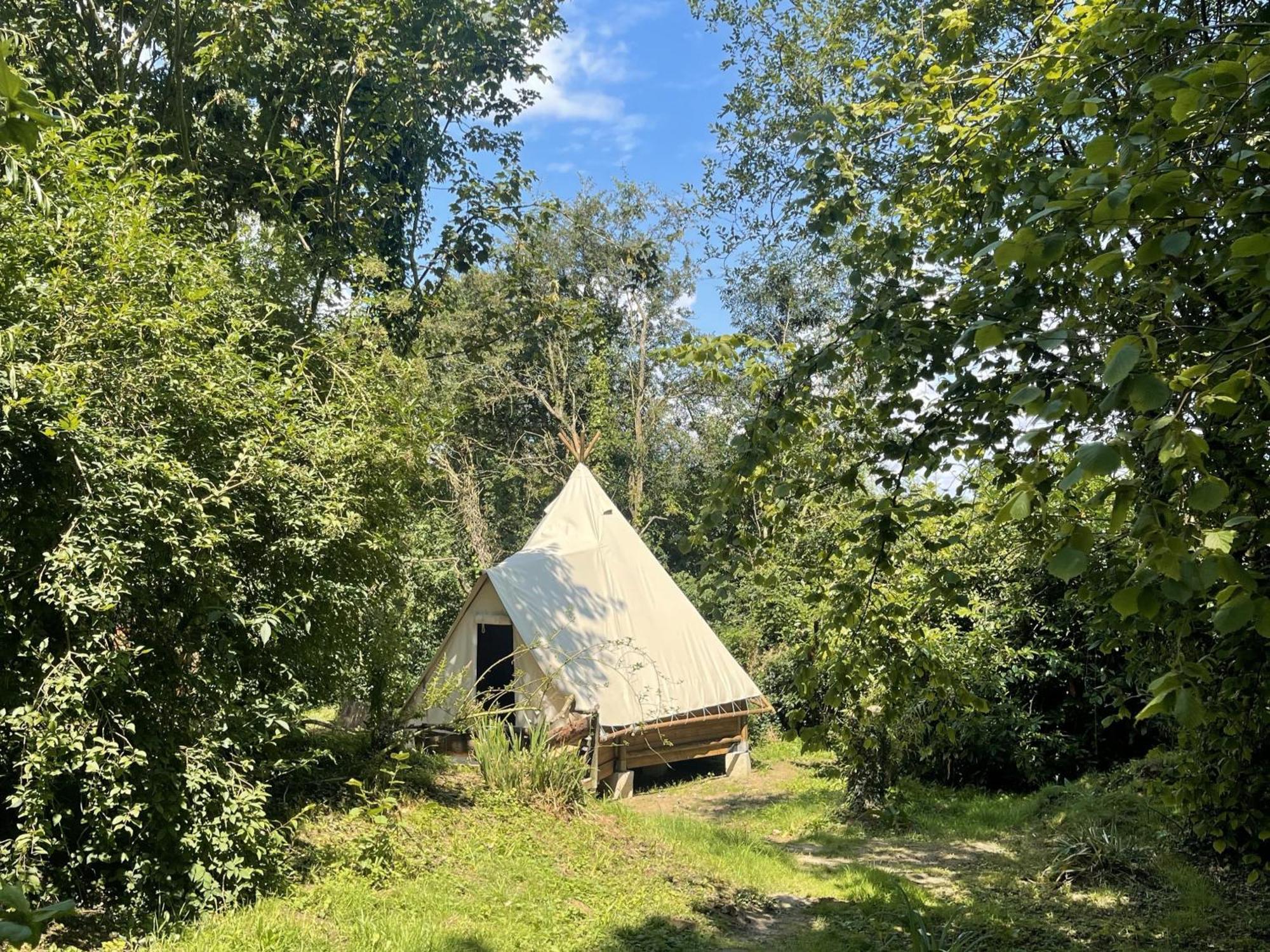 Отель Au Bonheur Nomade Livry  Экстерьер фото