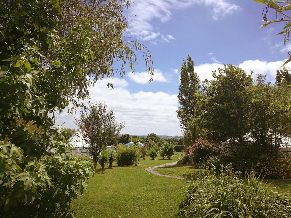 Отель Au Bonheur Nomade Livry  Экстерьер фото